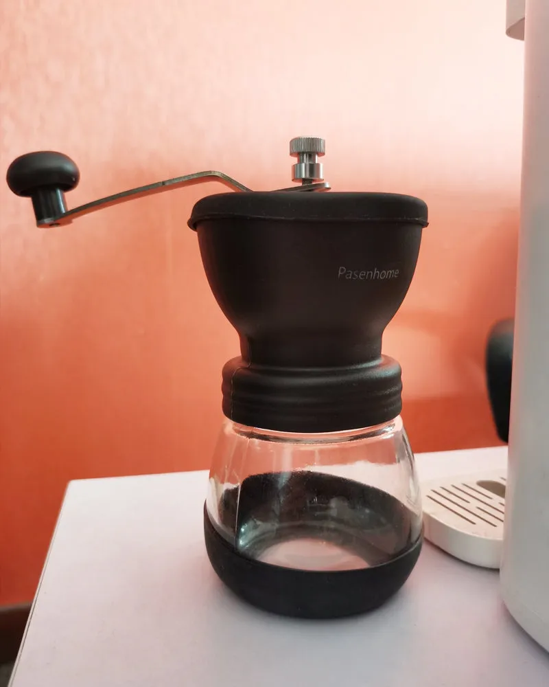 Pasenhome Hand operated grinders，manual coffee bean grinder with ceramic cone burr mill, 1 glass jar with ceramic burrs, suitable for drip coffee, Turkish beer, espresso, French press, family trip or camping