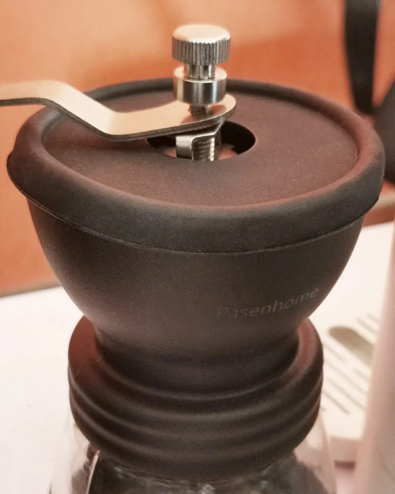 Pasenhome Hand operated grinders，manual coffee bean grinder with ceramic cone burr mill, 1 glass jar with ceramic burrs, suitable for drip coffee, Turkish beer, espresso, French press, family trip or camping